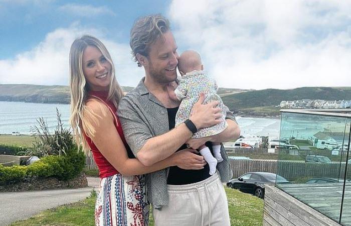 Olly Murs si sta godendo la sua prima vacanza in famiglia con la moglie Amelia Tank e la piccola figlia Madison, due mesi dopo aver terminato il tour dei Take That.