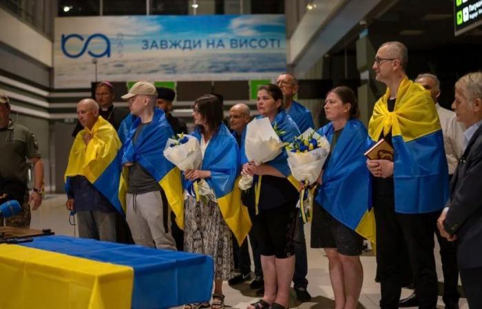 I dieci civili rilasciati dopo anni di prigionia in Russia sono arrivati ​​in Ucraina