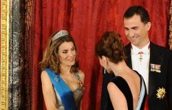 15 anni fa: Letizia Ortiz con il Caprile delle tre versioni e la Regina Sofía in Valentino per ricevere Nicolas Sarkozy e Carla Bruni (che vestiva Dior)