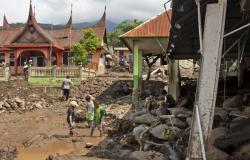 Inondazione improvvisa in Indonesia: i soccorritori cercano tra fiumi e macerie dopo le inondazioni che hanno ucciso almeno 50 persone