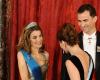 15 anni fa: Letizia Ortiz con il Caprile delle tre versioni e la Regina Sofía in Valentino per ricevere Nicolas Sarkozy e Carla Bruni (che vestiva Dior)