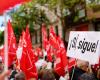 Migliaia di simpatizzanti socialisti si riuniscono davanti alla sede del PSOE a Ferraz e i leader del partito ballano con loro al ritmo di “Resta”