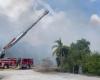 Gli incendi boschivi a Palm Bay spingono gli equipaggi a proteggere le strutture vicine