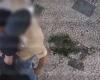 Le telecamere hanno catturato il momento in cui un uomo viene aggredito sessualmente davanti alla sua casa in Brasile