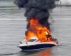 Un enorme incendio si è sviluppato a bordo dell’imbarcazione mentre una grande colonna di fumo nero si è alzata sull’acqua