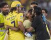 Un uomo entra in campo per incontrare Dhoni durante una partita in Gujarat, arrestato