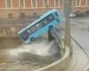 Un autobus è caduto in un fiume, è affondato e sono morti sette passeggeri