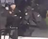 Video: rissa selvaggia tra due agenti di polizia alla stazione degli autobus di Santa Fe