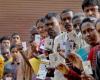 Stazioni degli autobus e caselli testimoniano la corsa degli elettori mentre tornano a casa per esercitare il diritto di voto in Andhra Pradesh, Telangana