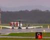 Un aereo con tre persone a bordo è atterrato senza ruote in un aeroporto australiano