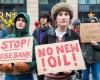 Gli attivisti protestano contro l’assemblea generale di Equinor in Norvegia per il giacimento petrolifero di Rosebank