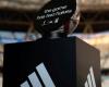 Le azioni Adidas sono crollate dopo che un dirigente del marchio è stato accusato di corruzione