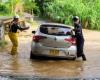 Un’auto è rimasta intrappolata dalla forza della corrente di pioggia a San José (Caldas)