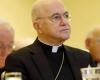 Il controverso arcivescovo che ha chiesto le dimissioni di papa Francesco è accusato del reato di scisma