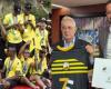 Álvaro Uribe ha ricevuto dal sindaco di Bucaramanga la maglia del nuovo campione colombiano