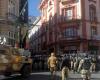 un carro armato militare abbatte la porta del quartier generale del governo a La Paz